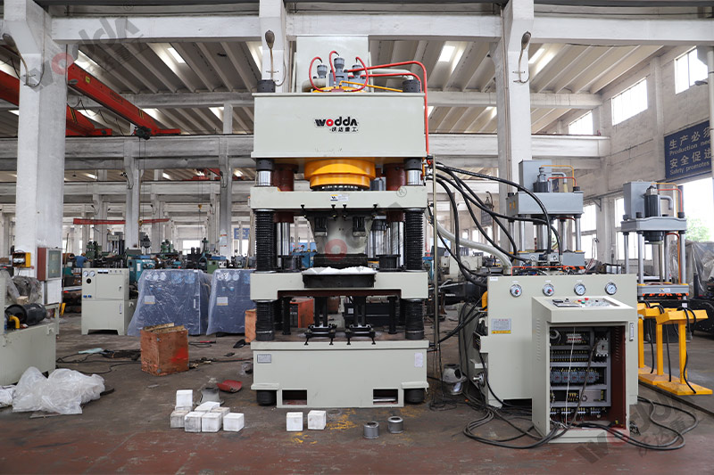 山東牛羊舔磚液壓機(jī)廠家哪家好？