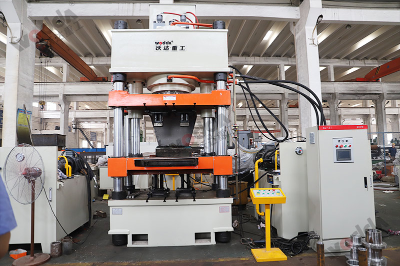 牛羊舔磚液壓機(jī)都有什么優(yōu)勢？山東四柱液壓機(jī)廠家分享