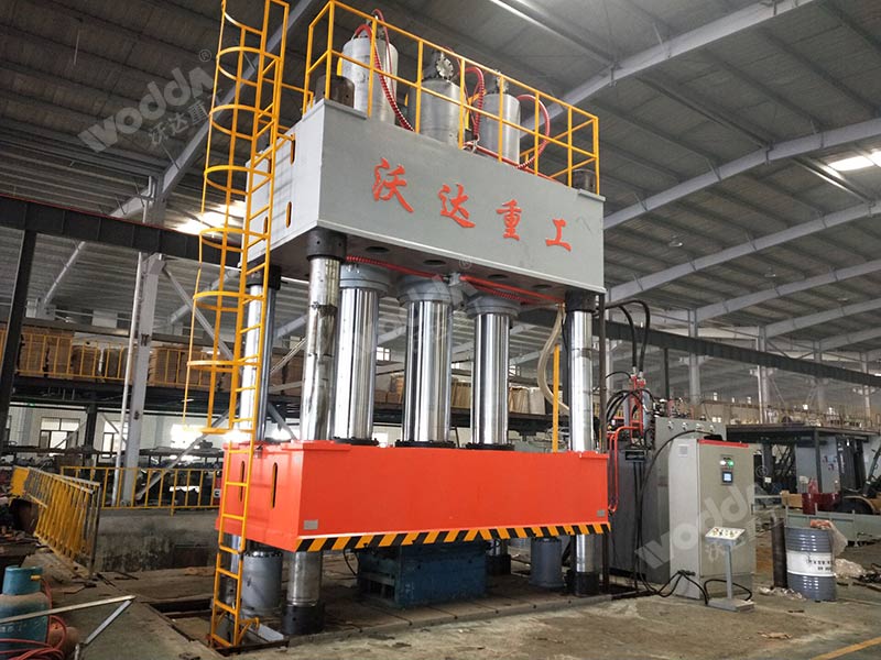 2000噸四柱液壓機(jī) 2000噸四柱液壓機(jī)