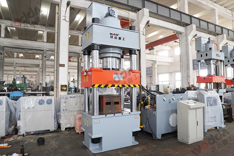 500噸三梁四柱液壓機(jī) 500噸三梁四柱液壓機(jī)