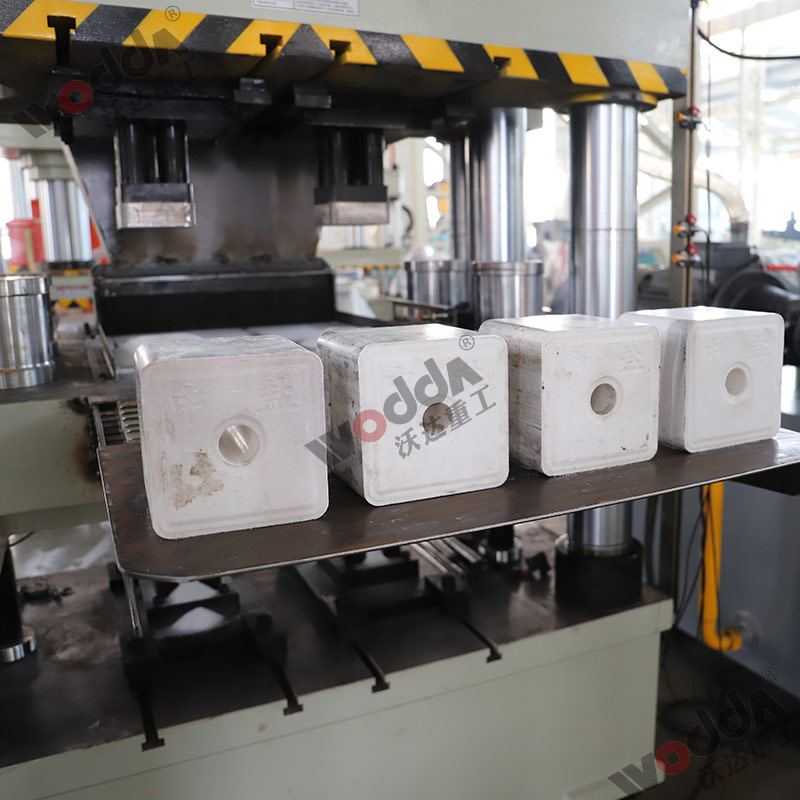 630噸牛羊舔磚液壓機(jī)