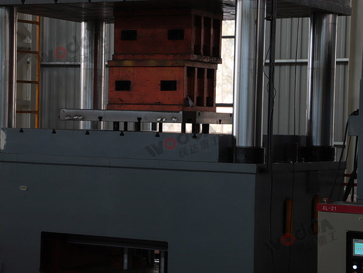 1500噸四柱液壓機(jī)(液壓墊).jpg 1500噸四柱液壓機(jī)(液壓墊).jpg