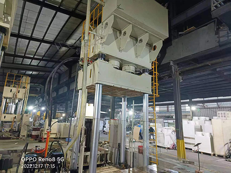 1500噸復(fù)合材料成型液壓機(jī).jpg 1500噸復(fù)合材料成型液壓機(jī).jpg