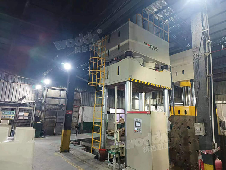 1500噸復(fù)合材料模壓機(jī)客戶(hù)車(chē)間現(xiàn)場(chǎng).jpg 1500噸復(fù)合材料模壓機(jī)客戶(hù)車(chē)間現(xiàn)場(chǎng).jpg