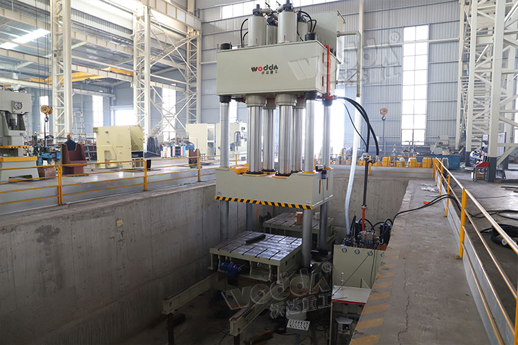 雙工位1500噸液壓機(jī) 雙工位1500噸液壓機(jī)