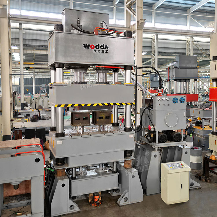 630噸四柱拉伸液壓機(jī) 630噸四柱拉伸液壓機(jī)