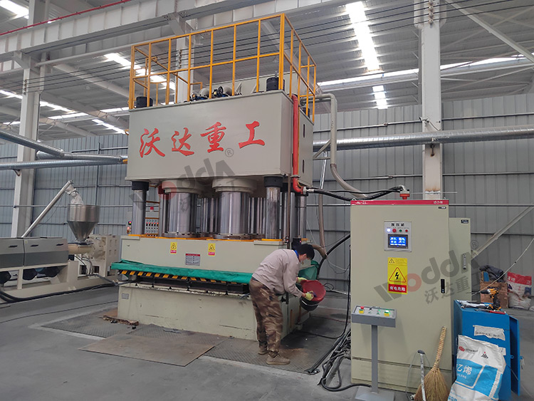 復(fù)合濾芯板液壓機(jī)客戶現(xiàn)場(chǎng) 復(fù)合濾芯板液壓機(jī)客戶現(xiàn)場(chǎng)