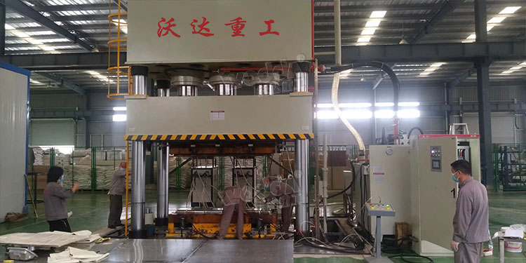 玻璃鋼電纜橋架成型液壓機(jī)客戶加工車間 玻璃鋼電纜橋架成型液壓機(jī)客戶加工車間