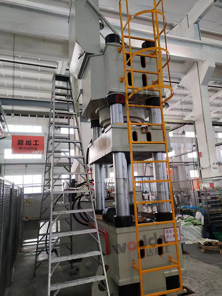 1000噸陶瓷粉末成型液壓機側(cè)面 1000噸陶瓷粉末成型液壓機側(cè)面