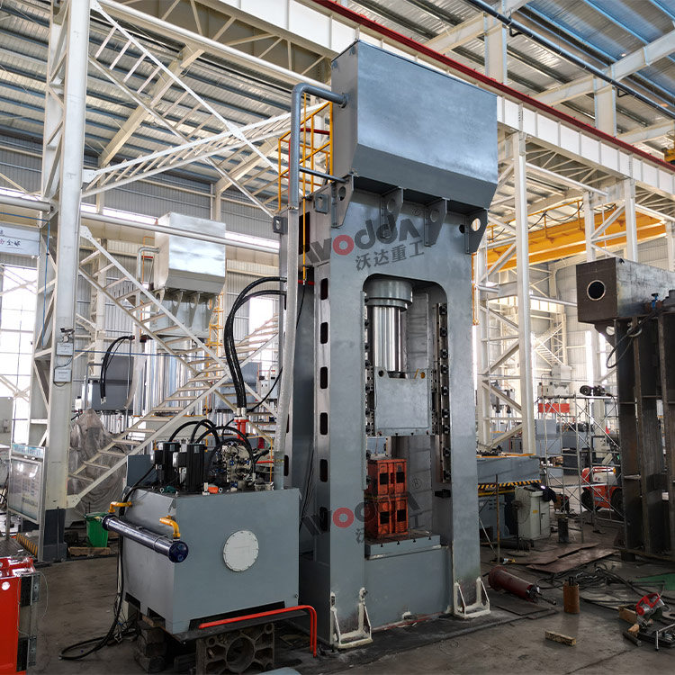 1250噸液壓機側(cè)面 1250噸液壓機側(cè)面