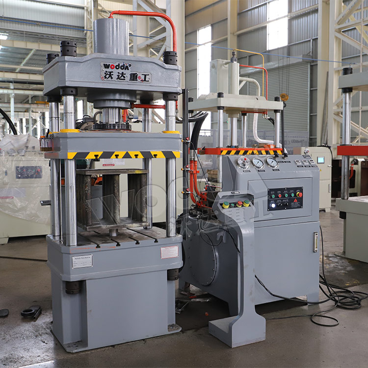 100噸四柱液壓機(jī)車間加工現(xiàn)場 100噸四柱液壓機(jī)車間加工現(xiàn)場