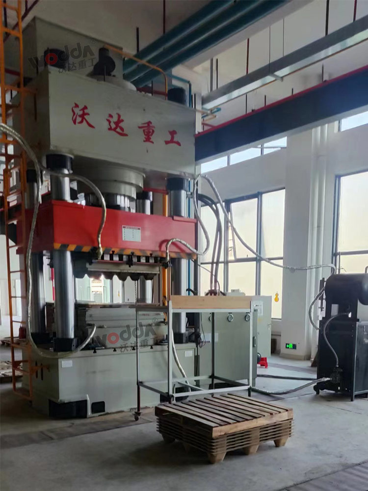 木屑托盤成型液壓機現(xiàn)場