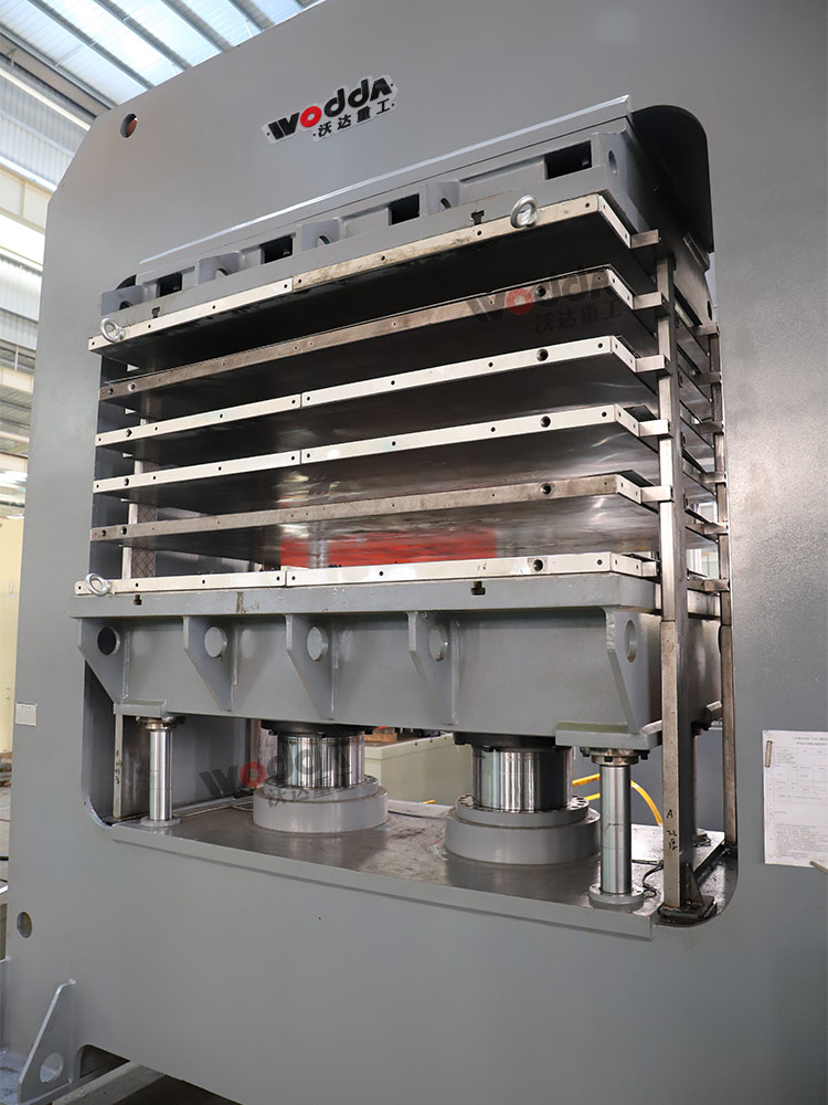 400噸復(fù)合板材多層熱壓機(jī)車(chē)架調(diào)試完成