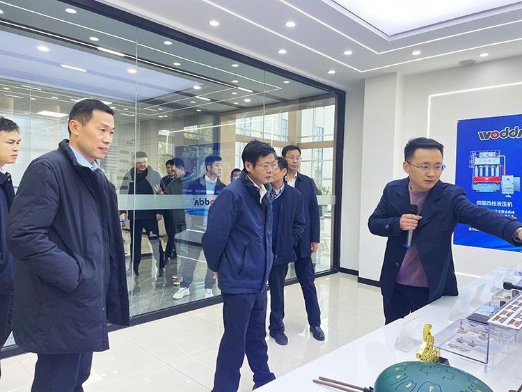 滕州市政協(xié)副主席董鴻洋一行考察沃達(dá)重工現(xiàn)場(chǎng) 滕州市政協(xié)副主席董鴻洋一行考察沃達(dá)重工現(xiàn)場(chǎng)