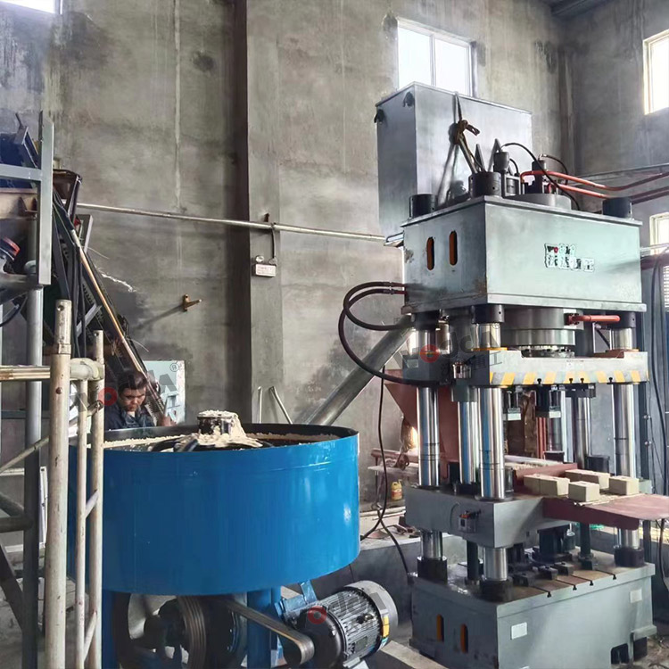 客戶630噸四柱液壓機(jī)加工鹽磚現(xiàn)場