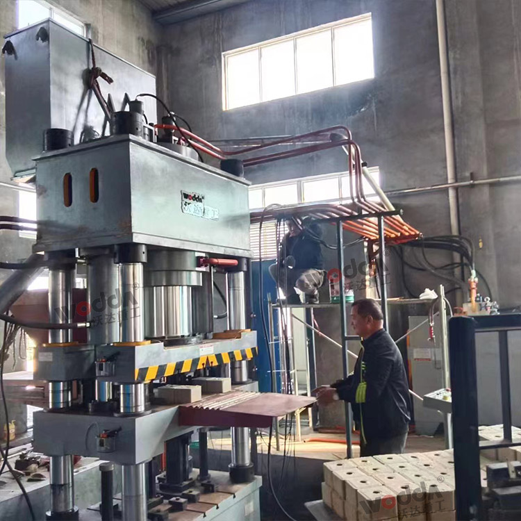 630噸四梁四柱液壓機(jī)（一模兩塊鹽磚）