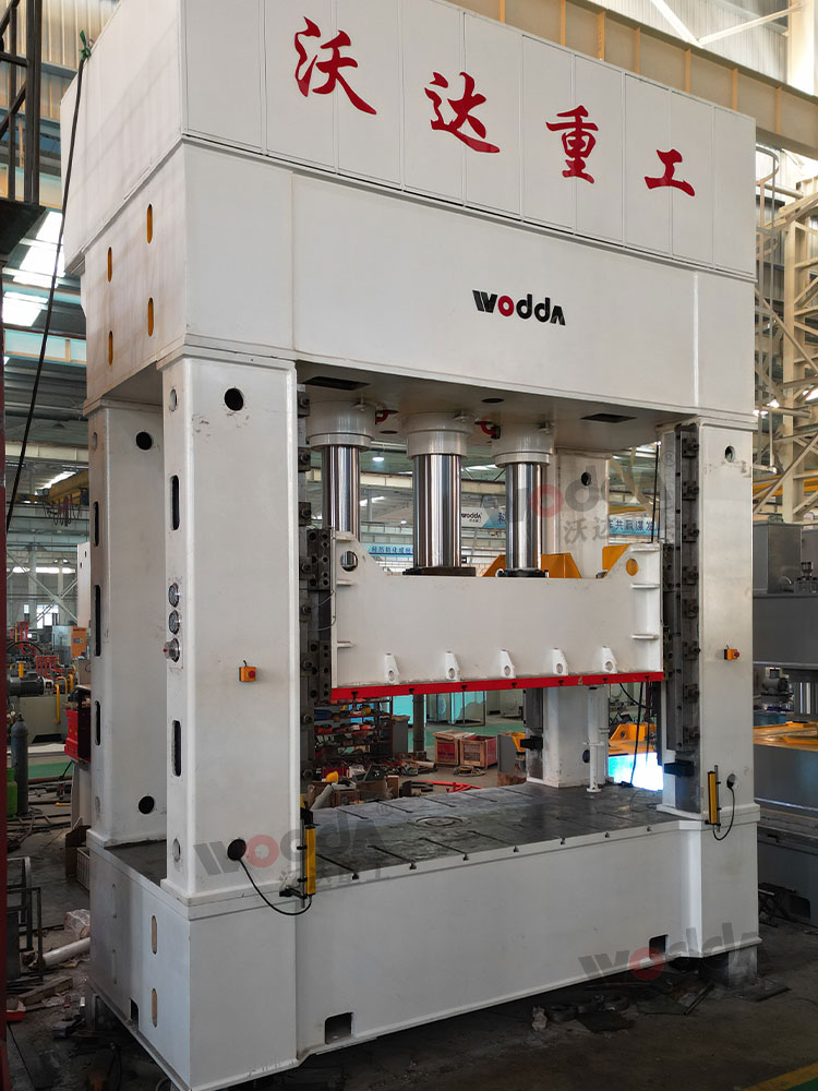 630噸框架式液壓機(jī)車(chē)間試機(jī) 630噸框架式液壓機(jī)車(chē)間試機(jī)