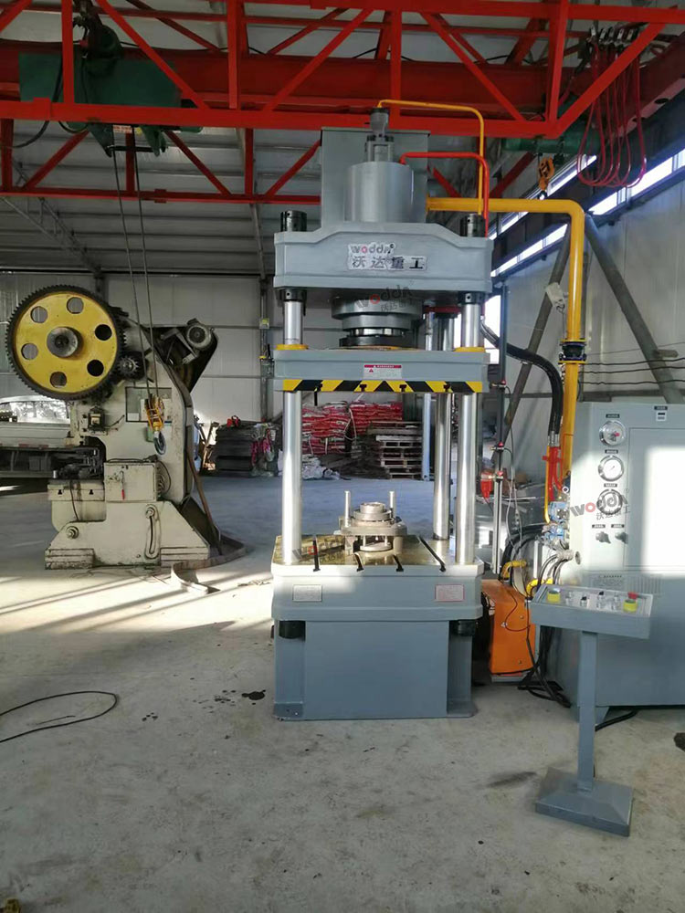 200噸四柱液壓機(jī) 200噸四柱液壓機(jī)