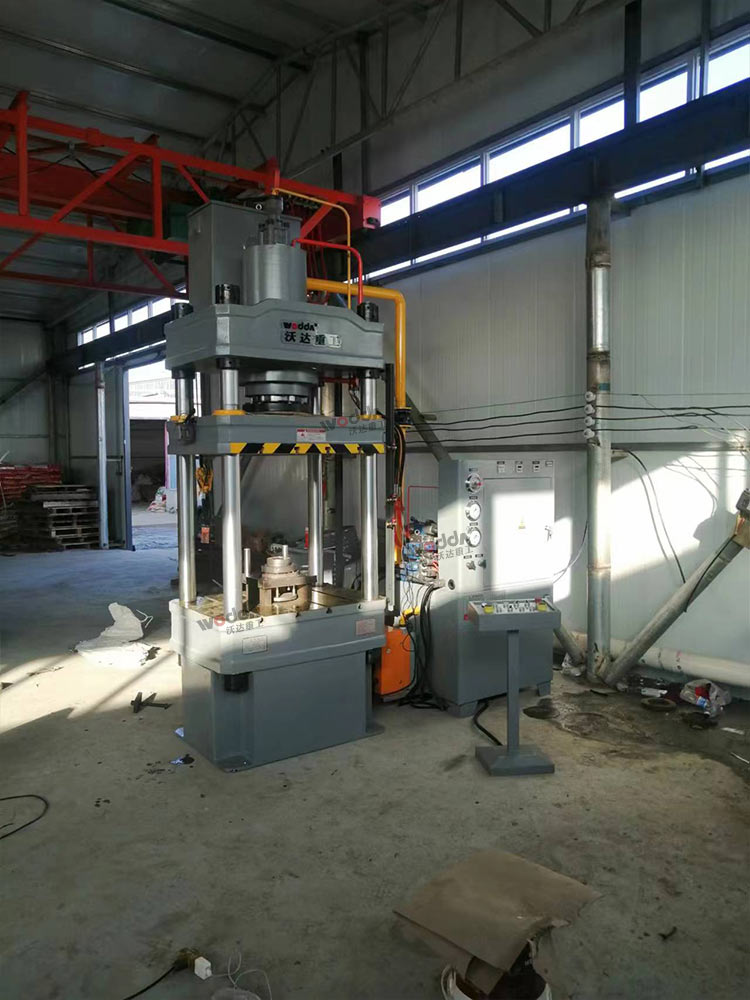 200噸沖壓電動(dòng)三輪車(chē)配件成型液壓機(jī) 200噸沖壓電動(dòng)三輪車(chē)配件成型液壓機(jī)