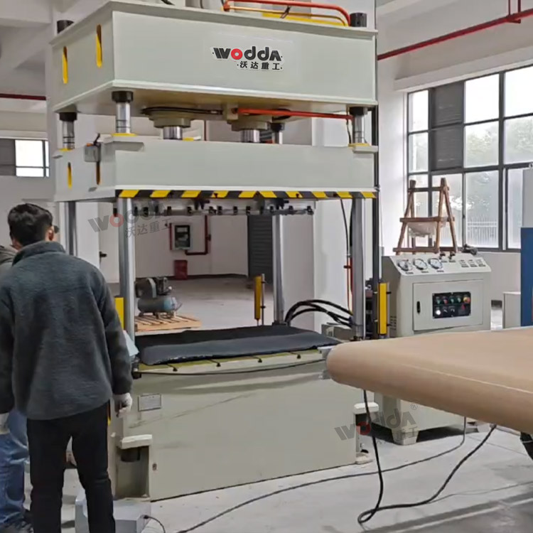 120噸汽車內(nèi)飾件成型液壓機(jī)客戶現(xiàn)場(chǎng) 120噸汽車內(nèi)飾件成型液壓機(jī)客戶現(xiàn)場(chǎng)