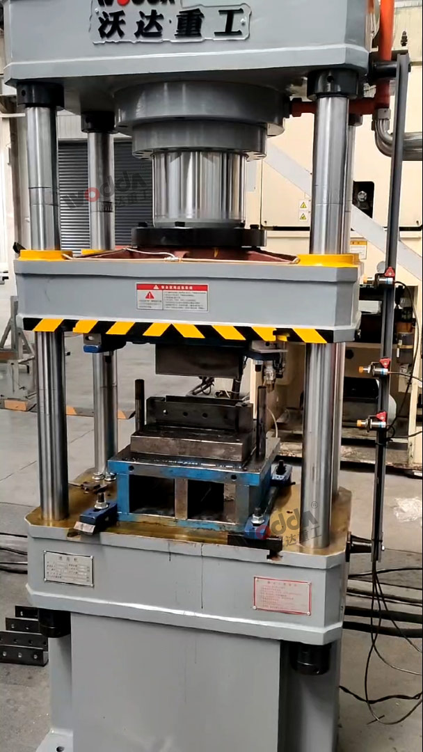 100噸四柱液壓機(jī)沖壓橫財(cái)連接金具 100噸四柱液壓機(jī)沖壓橫財(cái)連接金具