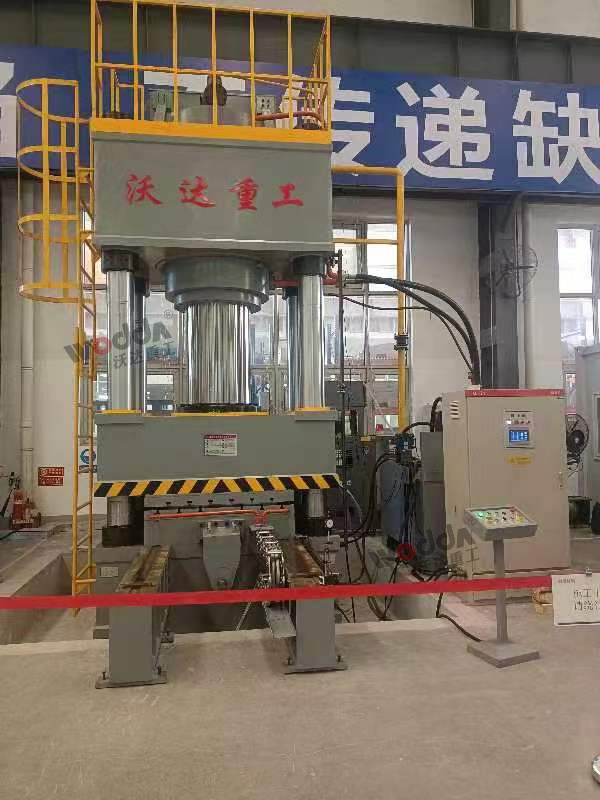 1000噸三梁四柱液壓機(jī)客戶現(xiàn)場(chǎng) 1000噸三梁四柱液壓機(jī)客戶現(xiàn)場(chǎng)