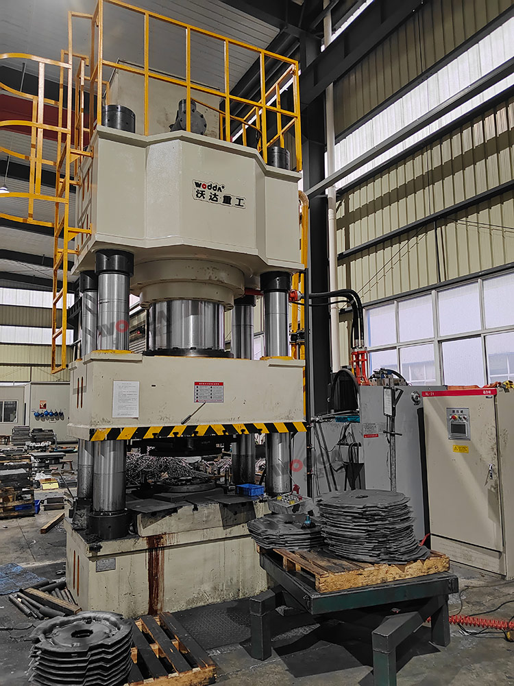 1000噸三梁四柱液壓機(jī)客戶車間現(xiàn)場 1000噸三梁四柱液壓機(jī)客戶車間現(xiàn)場