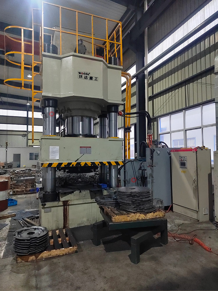 1000噸汽車配件成型液壓機(jī) 1000噸汽車配件成型液壓機(jī)