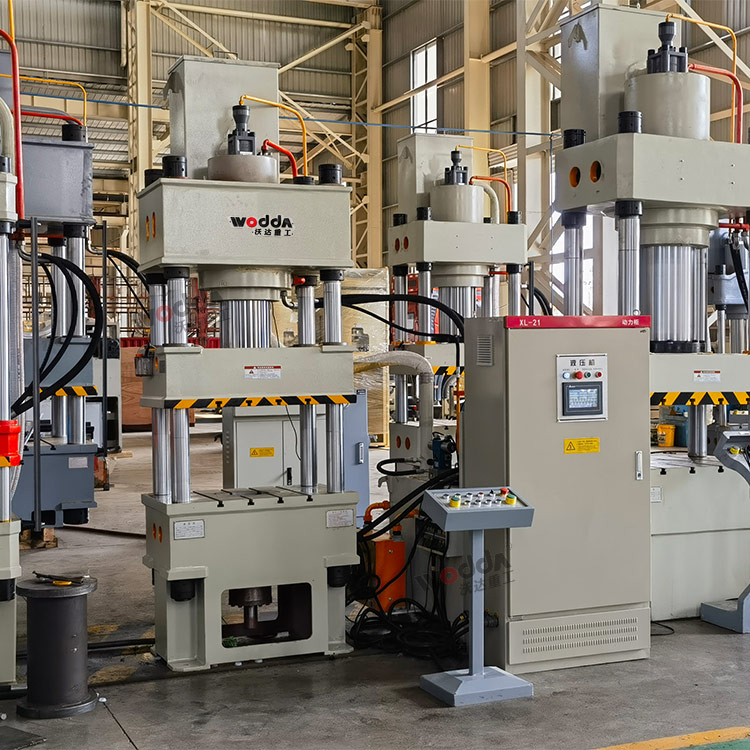 150噸三梁四柱液壓機(jī)車間實物 150噸三梁四柱液壓機(jī)車間實物