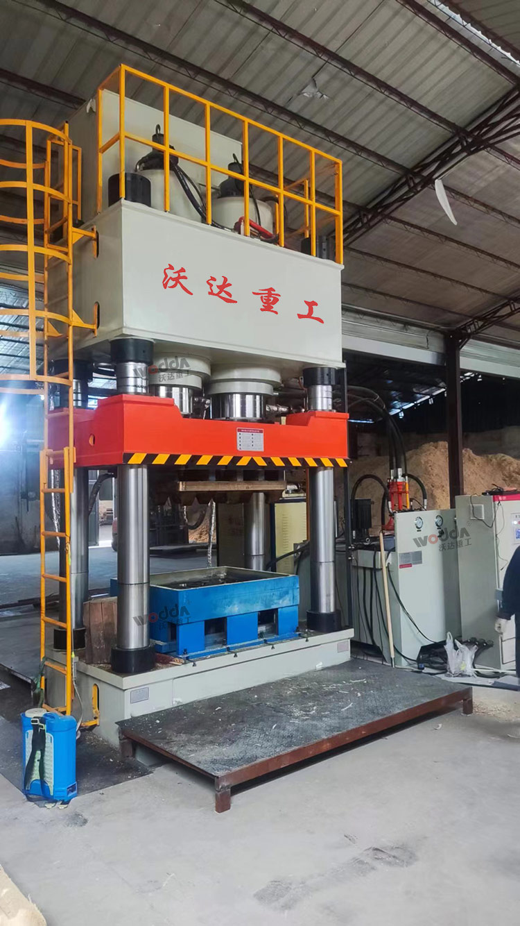 1250噸四柱液壓機(jī) 1250噸四柱液壓機(jī)