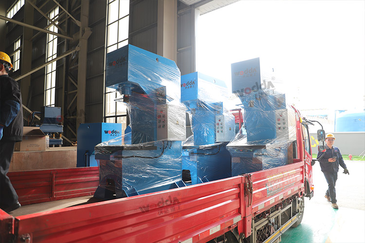 12臺單柱液壓機(jī)車間發(fā)貨