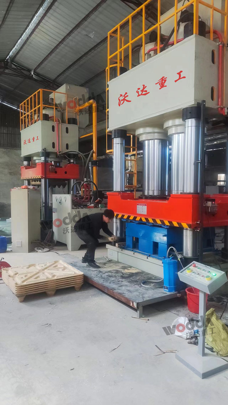 1250噸四柱液壓機客戶現(xiàn)場 1250噸四柱液壓機客戶現(xiàn)場