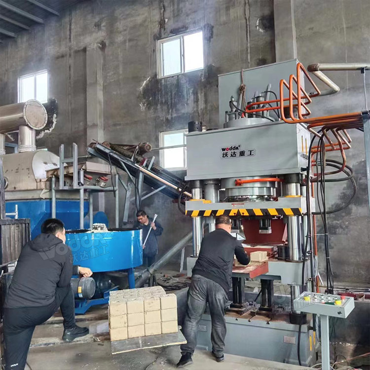 630噸牛羊舔磚液壓機客戶現(xiàn)場 630噸牛羊舔磚液壓機客戶現(xiàn)場