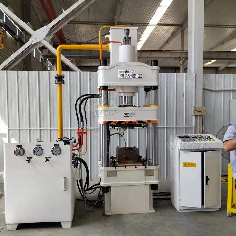 100噸三梁四柱液壓機客戶現(xiàn)場 100噸三梁四柱液壓機客戶現(xiàn)場