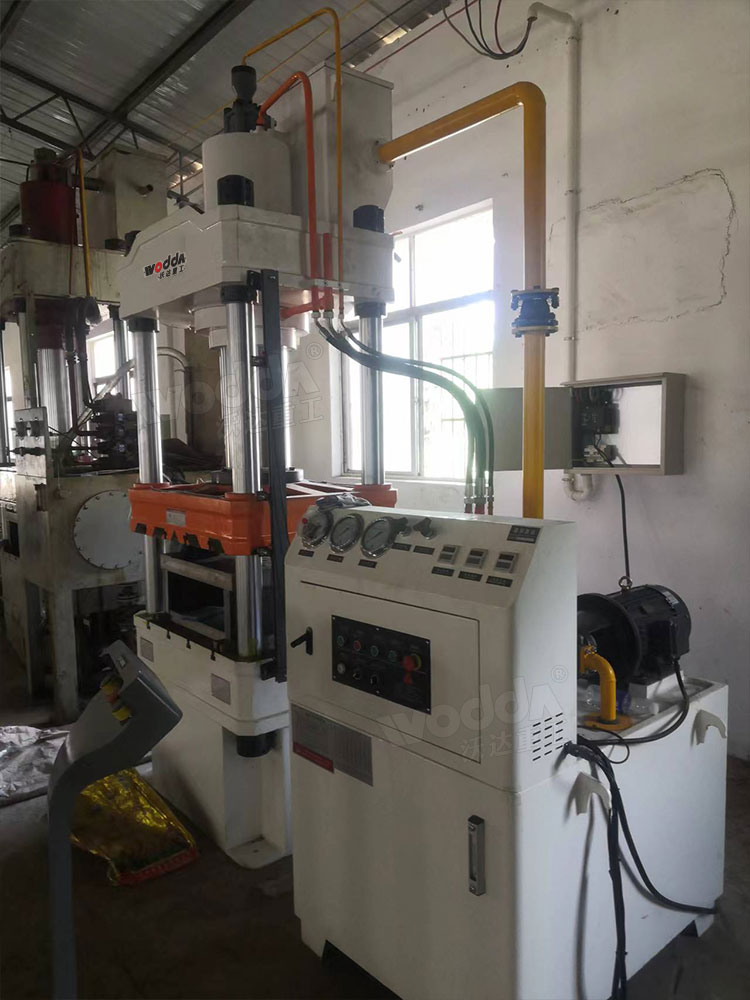 200噸三梁四柱液壓機安裝完成 200噸三梁四柱液壓機安裝完成
