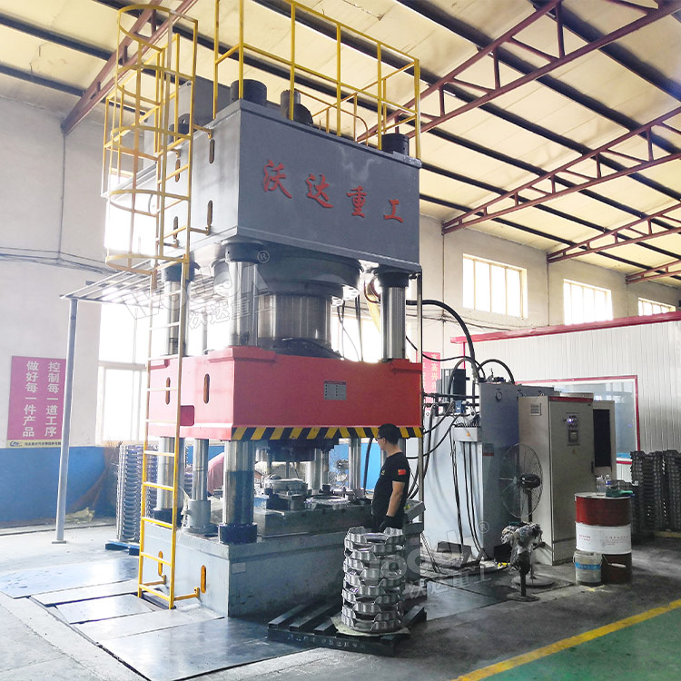 2000噸四柱液壓機(jī) 2000噸四柱液壓機(jī)