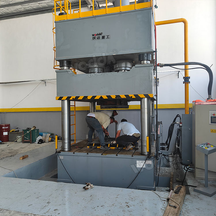 1000噸四柱液壓機現場 1000噸四柱液壓機現場