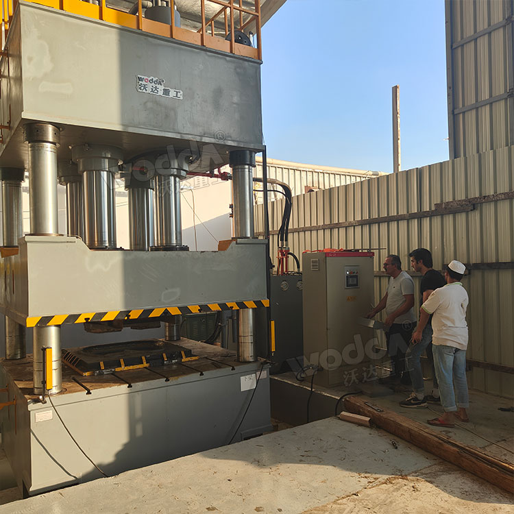 1000噸四柱液壓機沖壓牽引座座板現場 1000噸四柱液壓機沖壓牽引座座板現場