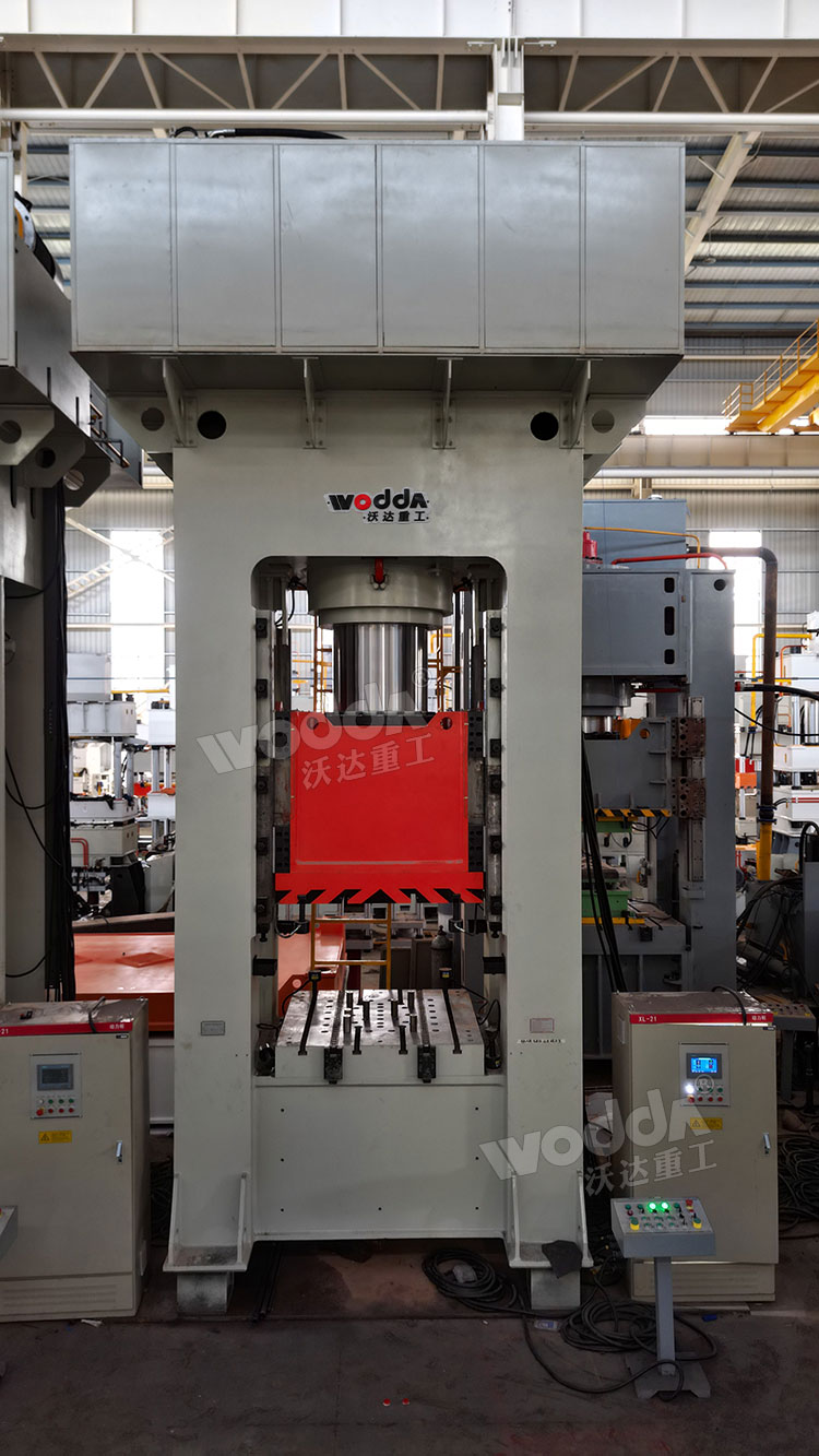 1000噸框架式液壓機(jī).jpg 1000噸框架式液壓機(jī).jpg