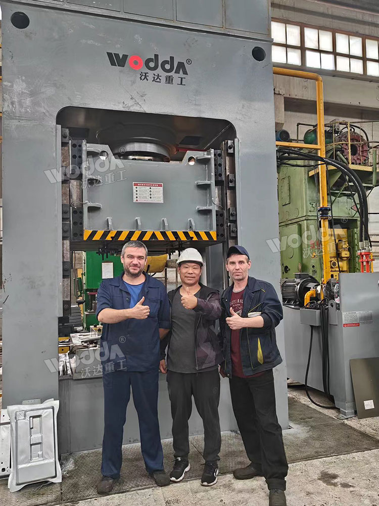 630噸汽車配件成型液壓機(jī)客戶現(xiàn)場(chǎng) 630噸汽車配件成型液壓機(jī)客戶現(xiàn)場(chǎng)