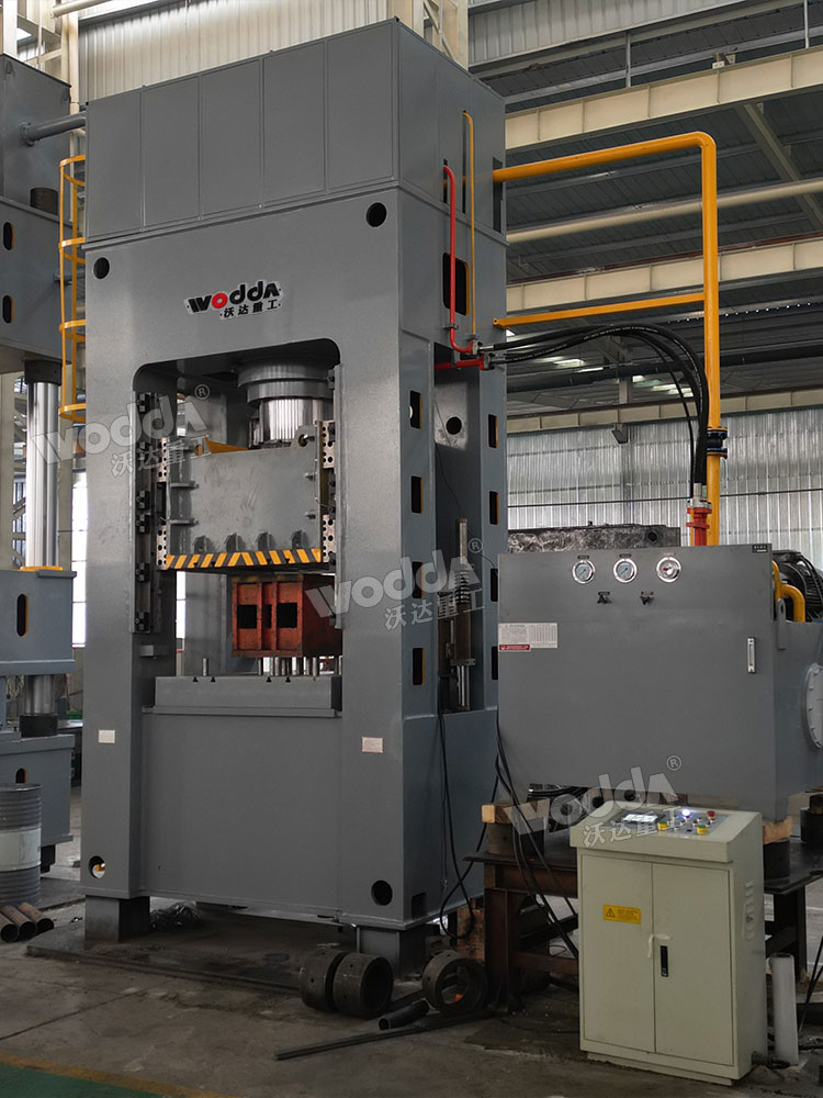 630噸框架式液壓機(jī)車間實(shí)物 630噸框架式液壓機(jī)車間實(shí)物