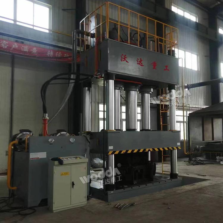 1000噸四柱液壓機加工彎管頭現(xiàn)場 1000噸四柱液壓機加工彎管頭現(xiàn)場