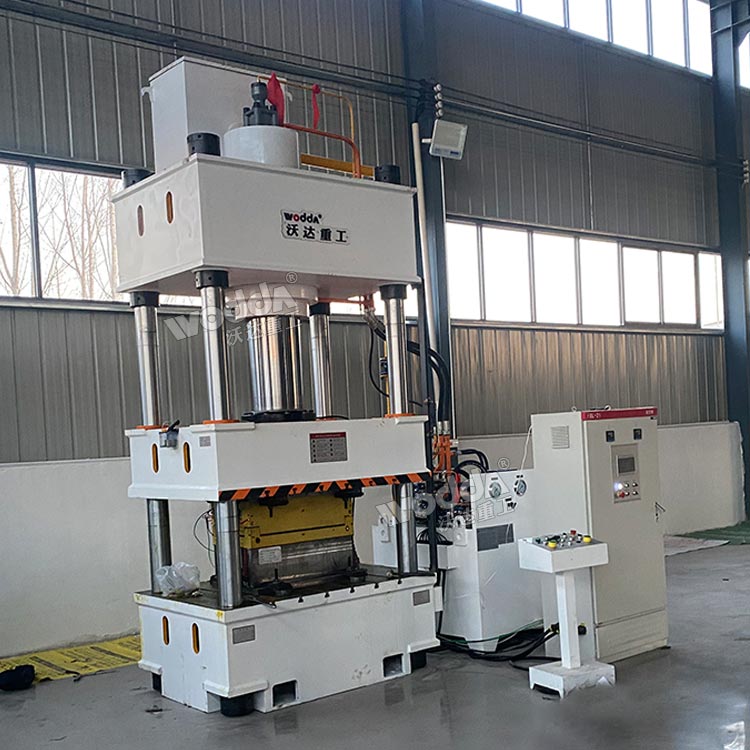 315噸四柱液壓機現(xiàn)場 315噸四柱液壓機現(xiàn)場