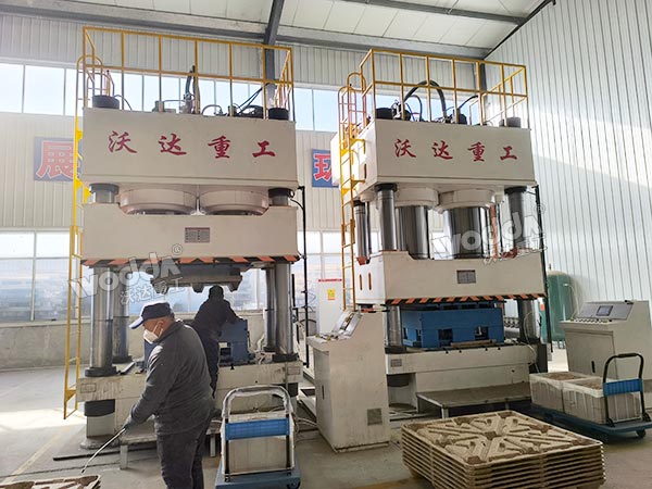 木屑托盤液壓機現場