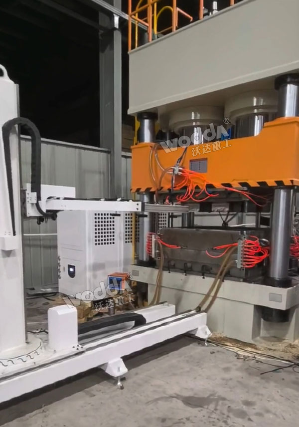 塑料托盤成型液壓機(jī)現(xiàn)場 塑料托盤成型液壓機(jī)現(xiàn)場