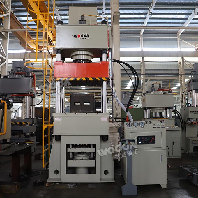 不銹鋼份數(shù)盆成型機車間實物