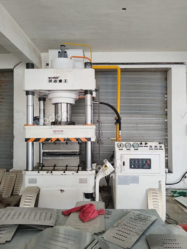 315噸不銹鋼地溝蓋板成型液壓機