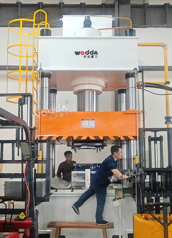 630噸汽車發(fā)動(dòng)機(jī)護(hù)板成型液壓機(jī)