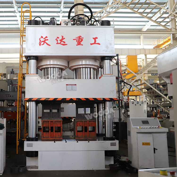 1600噸木屑托盤液壓機(jī)車間實(shí)物