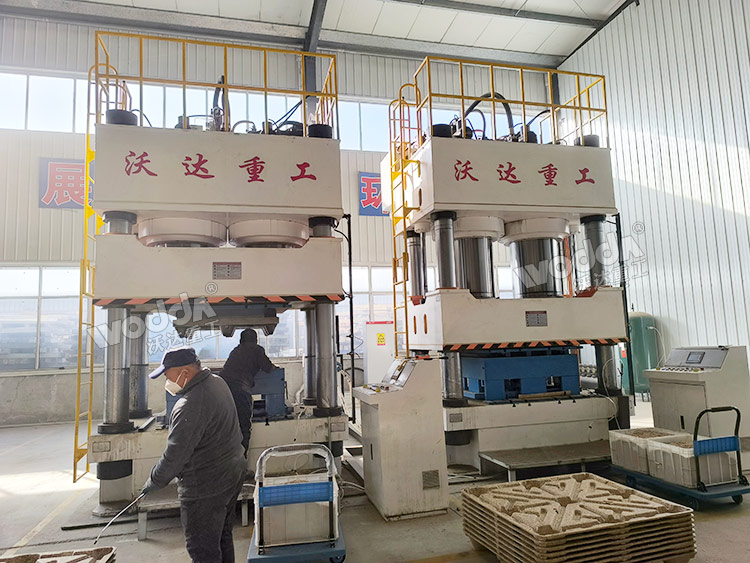 1600噸木屑托盤液壓機(jī)現(xiàn)場